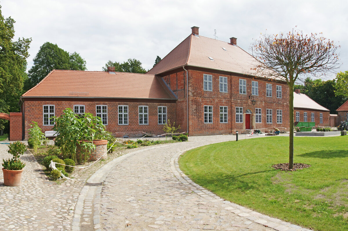 Gutsanlage „Schloss Falkenhagen“ · Sundhagen